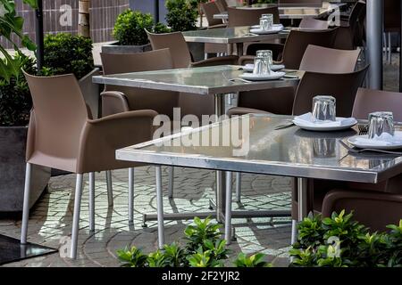 Brisbane, Queensland, Australie - mars 2021 : les réglages de la table du restaurant sont vides en attendant les convives Banque D'Images