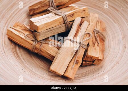 Bâtonnets d'arbre de Palo Santo dans un bol en bois - Saint encens d'Amérique latine. Méditation, santé mentale et concept d'accomplissement personnel. Sélectif Banque D'Images