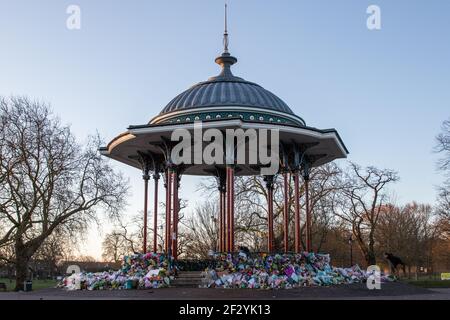 Londres, Royaume-Uni. 14 mars 2021. Les fleurs ont été replacées soigneusement, et quelques bougies sont encore allumées à la mémoire de Sarah Everard et pour les femmes partout dans le monde, suivant des scènes terribles la veille où la police a transformé une veillée pacifique en une protestation dangereuse au Clapham Common Bandstand. Crédit : Liam Asman/Alay Live News Banque D'Images