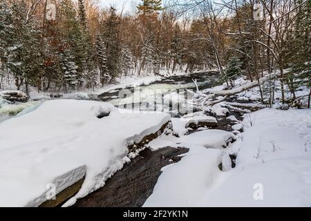 Buttermilk & Hawk Lake Log Chutes zone de conservation Haliburton County Ontario Canada en hiver Banque D'Images