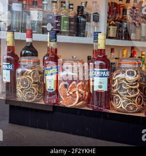 Brisbane, Queensland, Australie - Mars 2021 : fruits secs et alcool dans une vitrine Banque D'Images