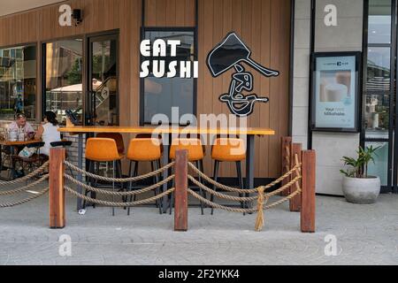 Brisbane, Queensland, Australie - mars 2021 : restaurant sushi dans la ville avec un couple dînant à une table de rue Banque D'Images