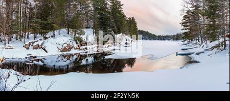 Buttermilk & Hawk Lake Log Chutes zone de conservation Haliburton County Ontario Canada en hiver Banque D'Images