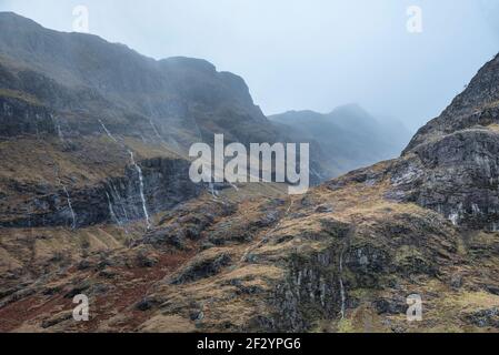 Image spectaculaire et épique de trois Sœurs à Glencoe in Scottish Highlands lors d'une journée d'hiver humide Banque D'Images