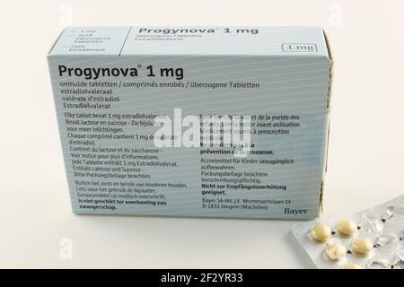 Boîte de comprimés hormonaux d'œstrogènes HRT isolés sur blanc. Traitement hormonal substitutif controversé pour femme Banque D'Images