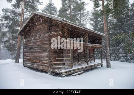 Ancienne grange de séchage ou grenier en rondins pendant les fortes chutes de neige au Musée en plein air de Seurasaari à Helsinki, en Finlande Banque D'Images