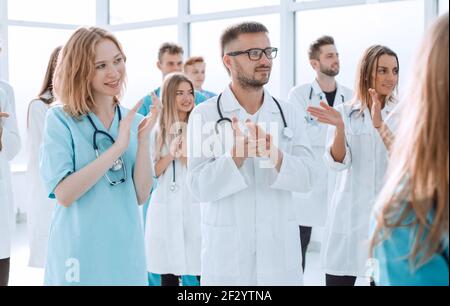 Image d'un groupe de médecins marche dans un couloir de l'hôpital . Banque D'Images