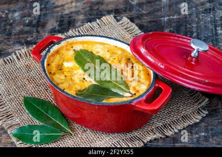 Bobotie - viande hachée au curry d'Afrique du Sud cuite à base d'œufs garniture Banque D'Images