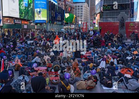 New York, États-Unis. 13 mars 2021. Des manifestants se sont couchèrent lors d'une manifestation de Breonna Taylor à Times Square à New York.des centaines de personnes se sont rassemblées à Times Square pour se souvenir de Breonna Taylor. Mme Taylor a été tuée par la police du Kentucky de Louisville il y a un an, le 13 mars 2020. (Photo par Ron Adar/SOPA Images/Sipa USA) crédit: SIPA USA/Alay Live News Banque D'Images