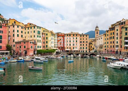 Bateaux en bois colorés dans le port de Camogli, village ligure pittoresque dans la partie orientale de la région. La pêche reste une grande partie de l'économie Banque D'Images