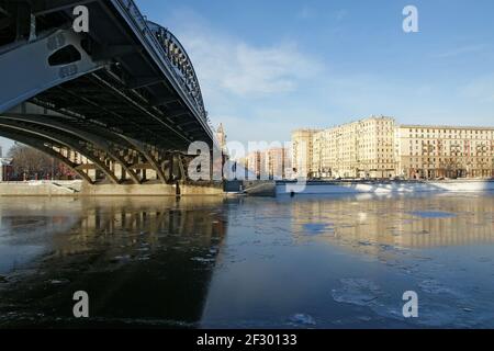 La rivière de Moscou, le pont Andreyevsky et la promenade le long d'une journée d'hiver claire. Moscou, Russie Banque D'Images