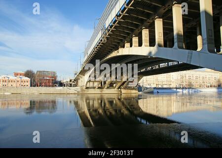 La rivière de Moscou, le pont Andreyevsky et la promenade le long d'une journée d'hiver claire. Moscou, Russie Banque D'Images