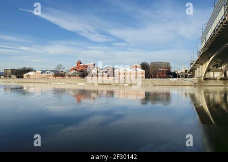 La rivière de Moscou, le pont Andreyevsky et la promenade le long d'une journée d'hiver claire. Moscou, Russie Banque D'Images