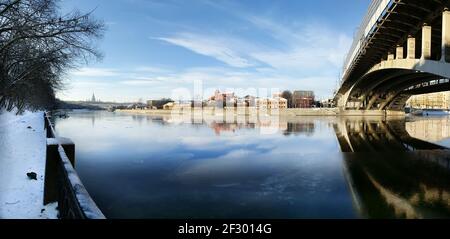 La rivière de Moscou, le pont Andreyevsky et la promenade le long d'une journée d'hiver claire (panorama). Moscou, Russie Banque D'Images