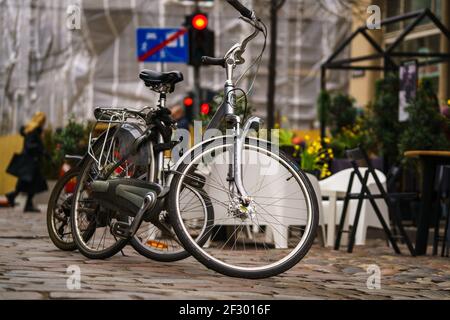 Des stands de vélo dans le parking en face d'un café de rue Banque D'Images