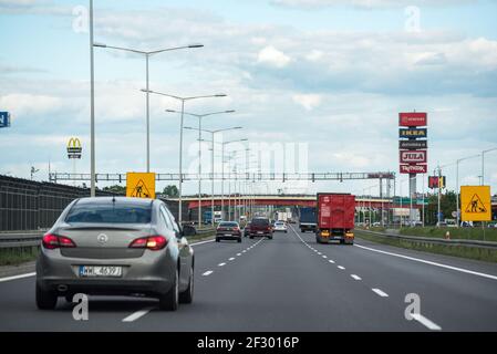 Varsovie, Pologne - 20 mai 2020 : circulation, printemps dans la ville. Route près du centre commercial de Varsovie. Banque D'Images