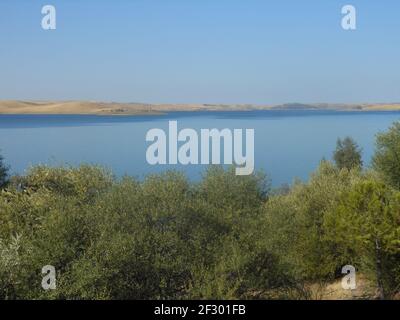 Belle vue de la rive de l'eau bleue de le lac Banque D'Images