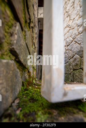 Géométrie minimaliste au contraste du fer blanc torsadé, détails du paysage urbain qui nous entoure anonymement. Banque D'Images