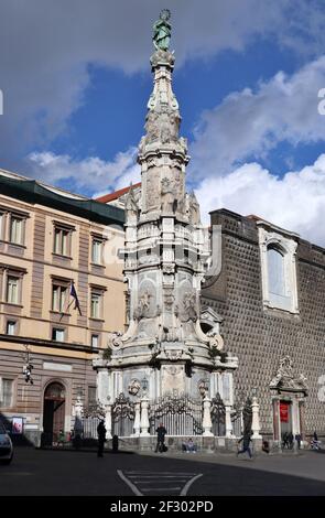 Napoli – Obelisco dell'Immacolata sur la Piazza del Gesù Nuovo Banque D'Images