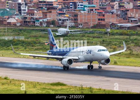 Cuzco, Pérou - 2 février 2019 : avion LAN Airbus A320 à l'aéroport de Cuzco (CUZ) au Pérou. Airbus est un fabricant européen d'avions basé à Toulouse, Banque D'Images