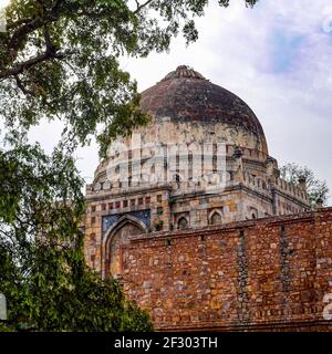 Architecture de Mughal à l'intérieur des jardins de Lodhi, Delhi, Inde, Arches à l'intérieur de la mosquée à trois dômes dans les jardins de Lodhi est dit être la mosquée du vendredi pour Banque D'Images
