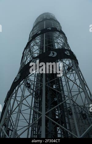 Batumi, Géorgie - 26 mars 2016 : Tour alphabétique recouverte de brouillard, vue à angle bas Banque D'Images