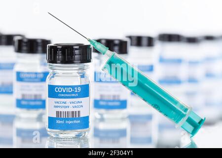 Flacon de vaccin contre le coronavirus seringue de vaccin contre le virus Corona flacons de vaccins Covid COVID-19 Banque D'Images