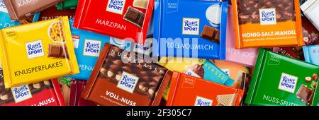 Stuttgart, Allemagne - 1 mars 2021: Chocolats Ritter Sport chocolat différents types variété arrière-plan bannière en Allemagne. Banque D'Images