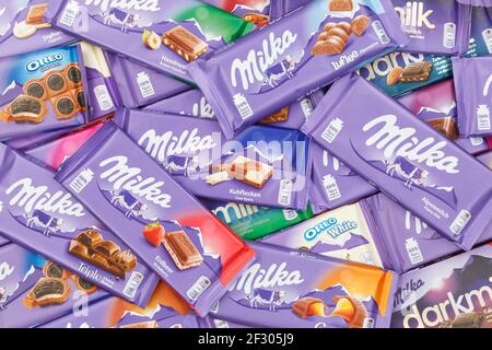 Stuttgart, Allemagne - 3 mars 2021: Chocolats Milka chocolat différents types variété de fond en Allemagne. Banque D'Images