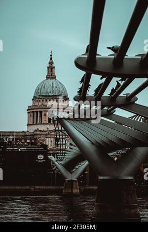 Londres Royaume-Uni février 2021 photo verticale du pont de Millenium menant sur la Tamise à la cathédrale Saint-Pauls. Froid jour d'hiver, garde-corps de pont Banque D'Images