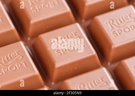 Stuttgart, Allemagne - 8 mars 2021 : logo de la société Ritter Sport Chocolate Bar à Stuttgart, Allemagne. Banque D'Images