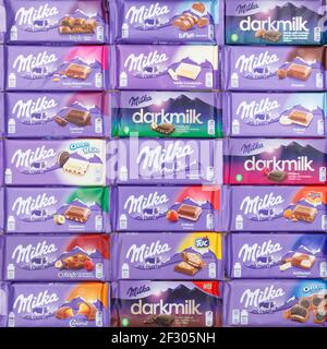 Stuttgart, Allemagne - 3 mars 2021: Chocolats Milka chocolat différents types variété fond carré en Allemagne. Banque D'Images