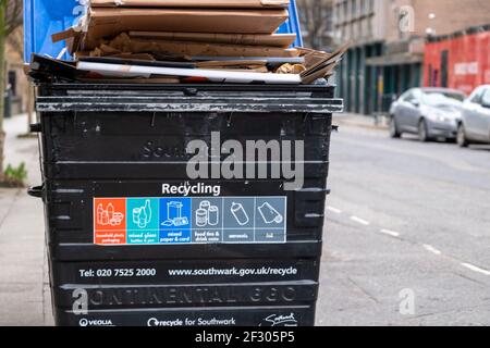 Londres Royaume-Uni février 2021 conteneur de recyclage rempli de déchets dans la zone de Southwark, boîtes en carton sur le conteneur en attente d'être ramassé Banque D'Images
