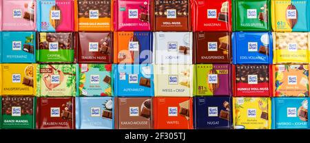 Stuttgart, Allemagne - 1 mars 2021: Chocolats Ritter Sport chocolat différents types variété arrière-plan bannière en Allemagne. Banque D'Images