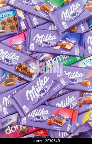 Stuttgart, Allemagne - 3 mars 2021: Chocolats Milka chocolat différents types variété format portrait de fond en Allemagne. Banque D'Images