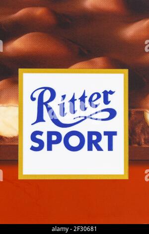 Stuttgart, Allemagne - 8 mars 2021 : format portrait du logo de la société de chocolat Ritter Sport à Stuttgart, Allemagne. Banque D'Images