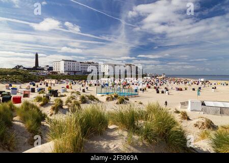 Chaises de plage sur la plage de l'île de Borkum. Mer du Nord. Banque D'Images