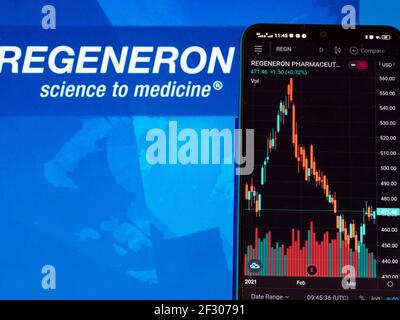 Dans cette illustration, les informations boursières de Regeneron Pharmaceuticals, Inc. Sont affichées sur un smartphone avec le logo en arrière-plan. Banque D'Images