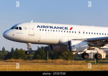 Paris, France - 15 août 2018 : avion Airbus A320 d'Air France à l'aéroport de Paris Orly (ORY) en France. Airbus est un fabricant européen d'avions bas Banque D'Images