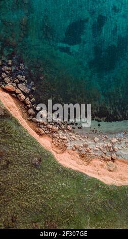 Une vue aérienne verticale de l'eau turquoise et un falaise Banque D'Images