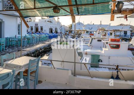 Paros, Grèce - 27 septembre 2020 : bateaux et restaurant de poissons dans le magnifique port de Naoussa sur l'île de Paros. Cyclades, Grèce Banque D'Images