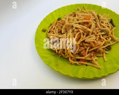 Un délicieux mein de chow - nouilles chinoises sautées aux légumes Banque D'Images