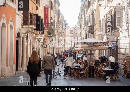 Rome, ITALIE- 13 mars 2021: Les gens profitent d'une journée ensoleillée dans le centre de Rome avant que le gouvernement ne resserre les restrictions dans la plupart du pays à partir de mars 15, face à une "nouvelle vague" de Covid-19 Banque D'Images