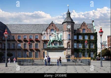 Jan Wellem Reiterdenkmal à Düsseldorf am Rathaus Banque D'Images