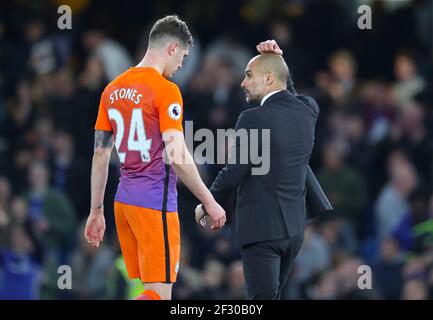 Photo du dossier datée du 05-04-2017 de John Stones de Manchester City et gestionnaire PEP Guardiola. Date de publication : dimanche 14 mars 2021. Banque D'Images