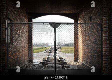 Auschwitz Birkenau II concentration extermination Camp Oswiecim Pologne tour de garde au-dessus de l'entrée du train du gatehouse, aucune porte d'entrée ne se verrouille et ne regarde pas Banque D'Images