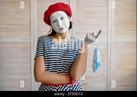 Mime femme avec masque médical Banque D'Images