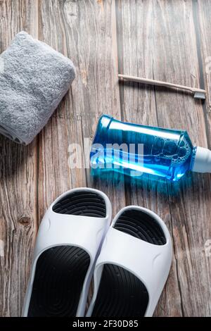 bouteille de bain de bouche sur une table en bois Banque D'Images