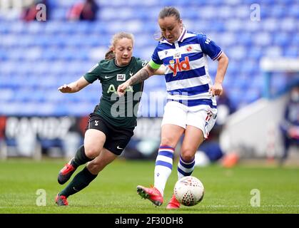 Angela Addison de Tottenham Hotspur (à gauche) et Natasha Harding de Reading se battent pour le ballon lors du match de Super League féminin FA au Madejski Stadium, Reading. Date de la photo: Dimanche 14 mars 2021. Banque D'Images