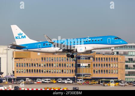 Stuttgart, Allemagne - 13 octobre 2018 : avion KLM cityhopper Embraer 175 à l'aéroport de Stuttgart (STR) en Allemagne. Banque D'Images